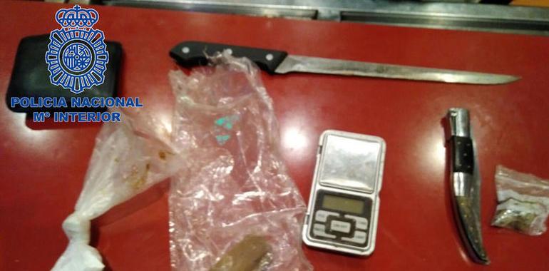 Detenido, tras denuncias ciudadanas, el camarero de un bar de Colloto que vendía drogas