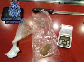 Detenido, tras denuncias ciudadanas, el camarero de un bar de Colloto que vendía drogas