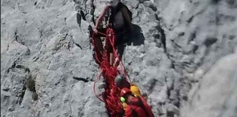 Rescatado un montañero herido tras caer 180 metros al este del Uriellu 