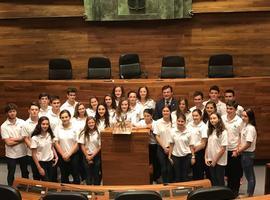 Jóvenes mexicanos participantes en el programa ‘Así es Asturias’ visitan el Parlamento asturiano
