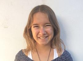 La polesa Valeria Montes Canga al timón de Cudillero, el pescador y la mar