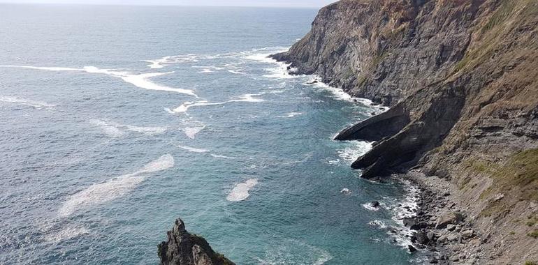 Ecologistas de Avilés denuncian nuevas manchas en la costa de Gozón