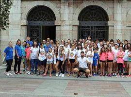 Los participantes en el Campus Nacional de Voleibol Villa de Llanes visitaron el Ayuntamiento