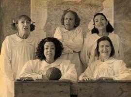 La obra teatral El florido pensil. Niñas muestra la educación franquista en el Niemeyer