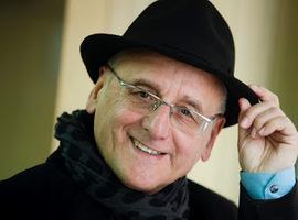 Paco Abril dona a la Red de bibliotecas de Oviedo su colección íntegra de la revista CLIJ