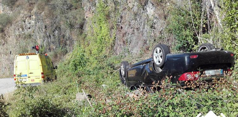 Un herido leve en un accidente de tráfico en Tineo