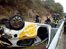 Herido al salirse de la vía un turismo en Guadamía, Llanes