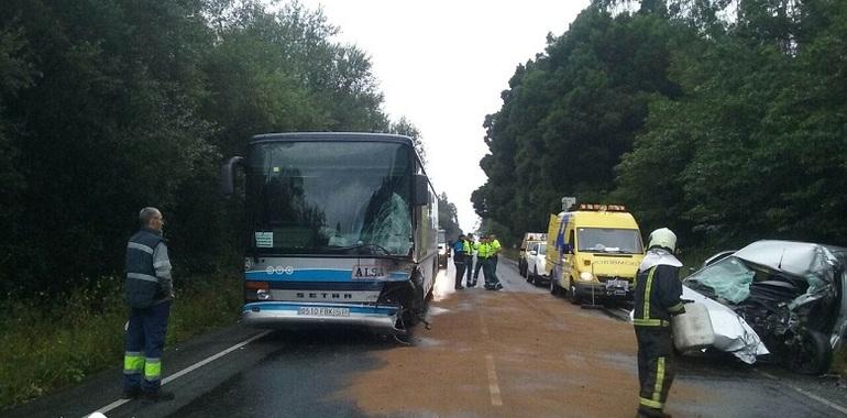 Un fallecido y dos heridos, una menor, tras colisionar una furgoneta en Tabaza
