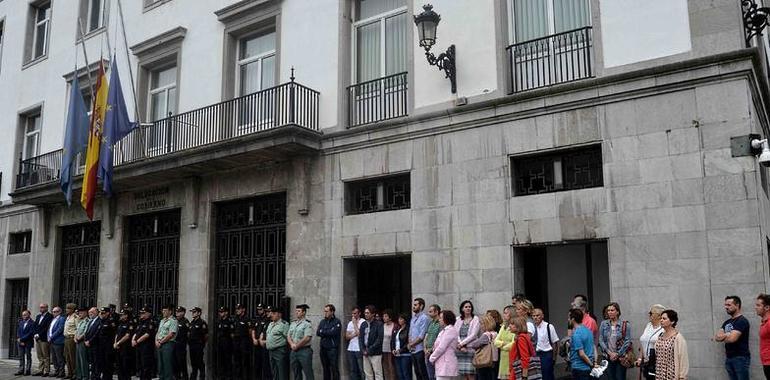 Minuto de silencio en testimonio de dolor por el atentado de ayer en Barcelona.