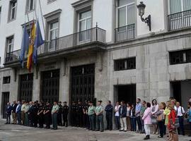 Minuto de silencio en testimonio de dolor por el atentado de ayer en Barcelona.