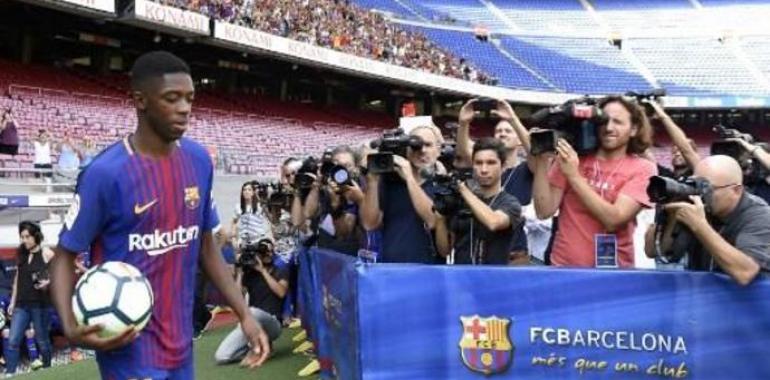 Miles de aficionados en la presentación de Dembélé por el Barça