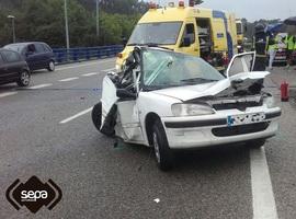Herida en una colisión entre camión y turismo en Castrillon