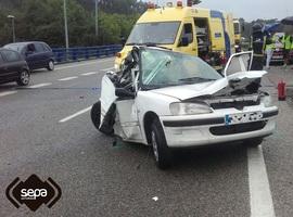 Herida en una colisión entre camión y turismo en Castrillon