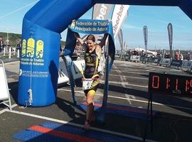 Triatlón:  Bea Tenreiro y Dani Bayón ganan el Luarca Sprint