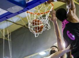 Victoria del Unión Financiera Baloncesto Oviedo en el estreno en Pumarín