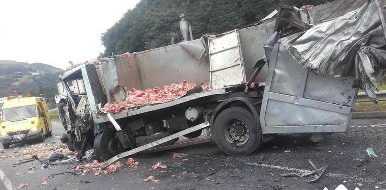 Dos heridos en el choque de dos camiones en Salas