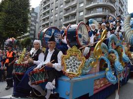 Multitudinario desfile del Día de Amérca en Asturias con homenaje solidario