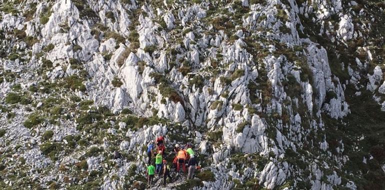 Rescatado un senderista burgalés herido en el Turbina de Peñamellera