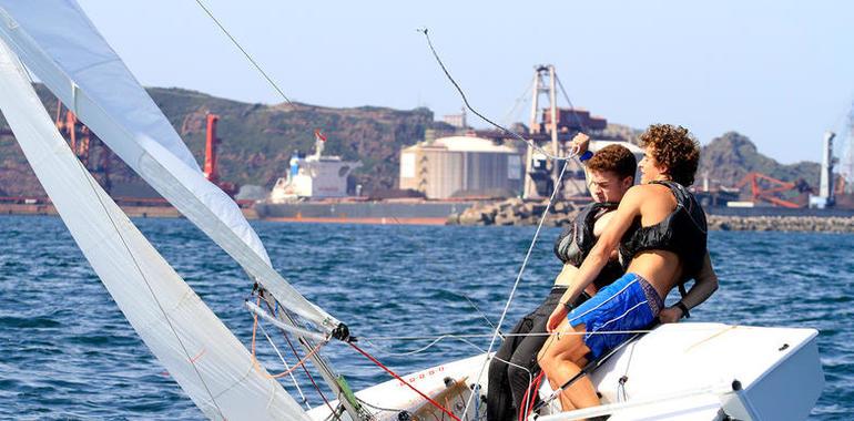 Álvarez-Hevia y Braña, primeros líderes en el Trofeo de Otoño de Vela Ligera de Snipe en Gijón 