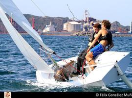 Álvarez-Hevia y Braña, primeros líderes en el Trofeo de Otoño de Vela Ligera de Snipe en Gijón 