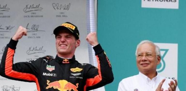 Verstappen gana el GP de Malasia y Alonso entra el 11