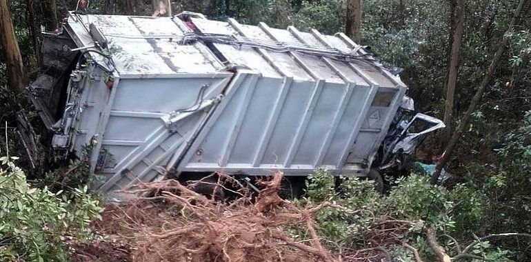 Dos heridos tras caer por un desnivel con el camión de basuras en Vegadeo