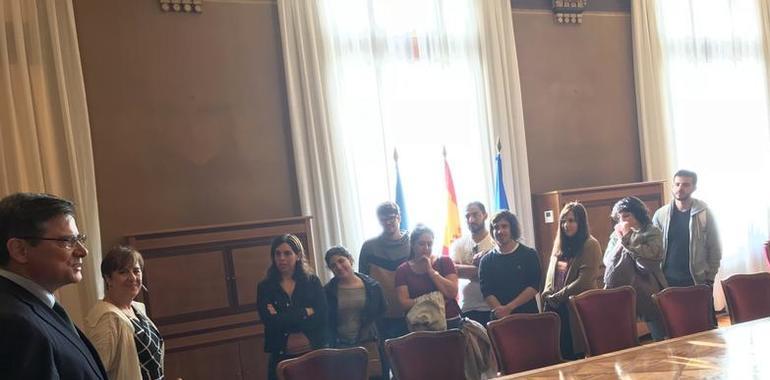 Los jóvenes participantes en el programa Raíces visitan el Parlamento asturiano