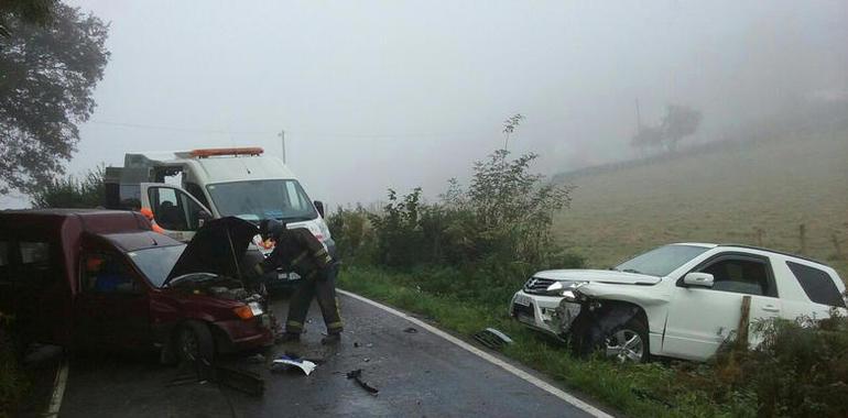 Tres heridos en un choque frontal en Nava