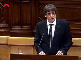 Puigdemont declara la independencia para suspenderla acto seguido
