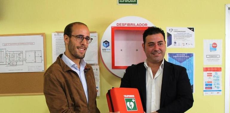 Mieres inicia en la piscina de Vega de Arriba la instalación de desfibriladores en equipamientos municipales