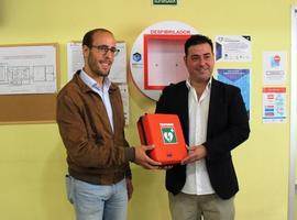 Mieres inicia en la piscina de Vega de Arriba la instalación de desfibriladores en equipamientos municipales