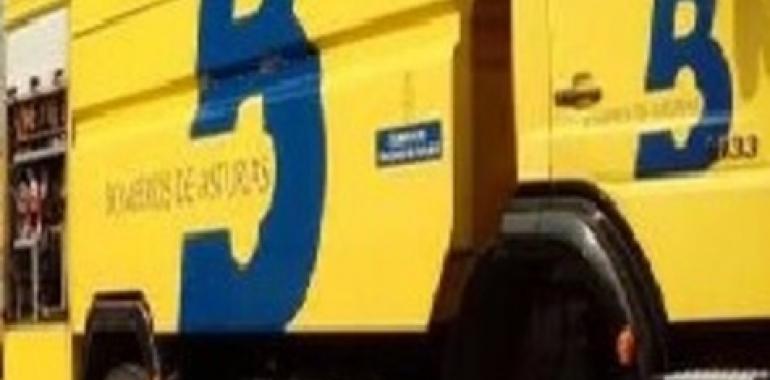 Sofocado incendio con un intoxicado en un garaje de Avilés