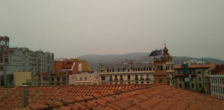 Emergencias del Principado pide no salir a la calle por el humo