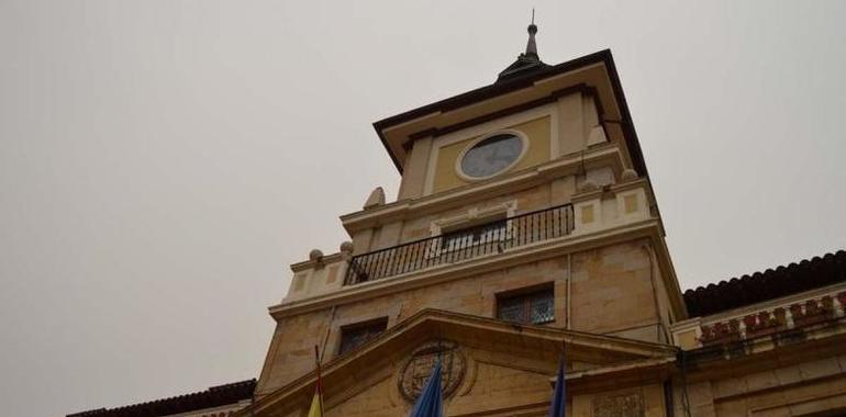 El alumbrado público de Oviedo retrasó hoy su apagado una hora por el humo