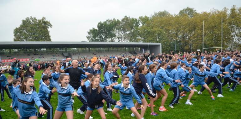La Selección neozelandesa de rugby pone Gijón a ritmo de Haka
