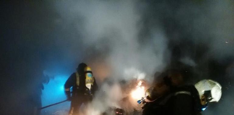 Incendio calcina nave agrícola en Villaviciosa