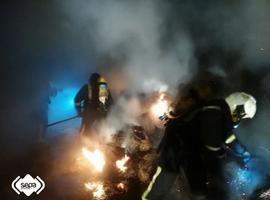 Incendio calcina nave agrícola en Villaviciosa