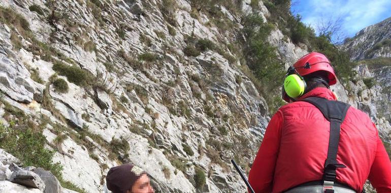 Rescatados ilesos en Ponga dos senderistas desorientados
