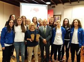 El Real Oviedo Femenino recibe el Premio Purificación Tomás