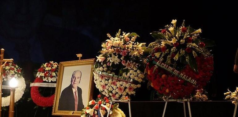 Miles de personas en la despedida a Chiquito de la Calzada 