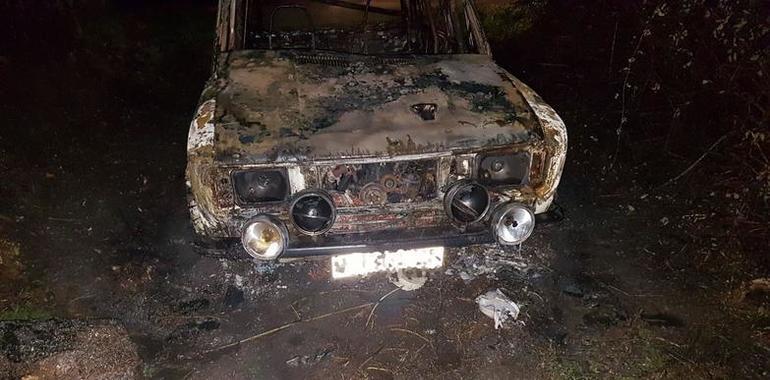 Incendio destruye dos choches en Argüelles, Siero