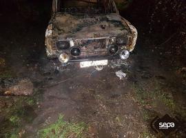 Incendio destruye dos choches en Argüelles, Siero