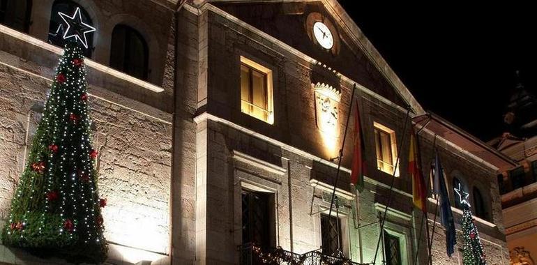 La Navidad empieza a iluminar Posada, Nueva y la Villa de Llanes