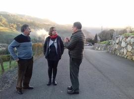 Taboada compromete en Villarín (Trubia) mejoras en las carreteras y caminos del pueblo  