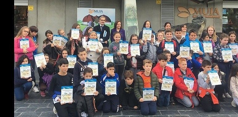 Los dinosaurios de Asturias van al MUJA en autocar