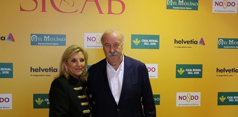 Ovación a Vicente del Bosque en SICAB al recibir el premio "Pura Raza Española”