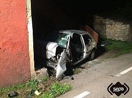 Herido grave al chocar contra una casa en Soto del Barco