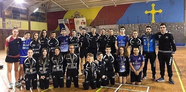 Botín medallero del Bádminton Oviedo en el territorial de Laviana