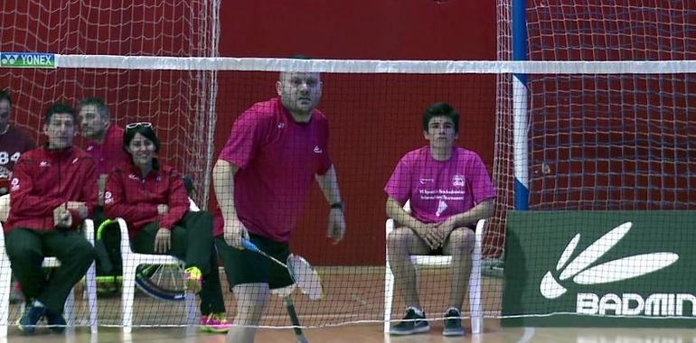 Simón Cruz pasa a octavos de final en el mundial de bádminton paralímpico