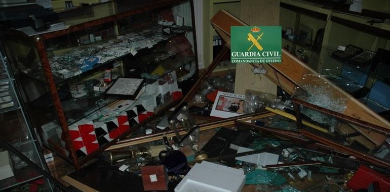 La Guardia Civil detiene a un autor del robo a la joyería de Moreda